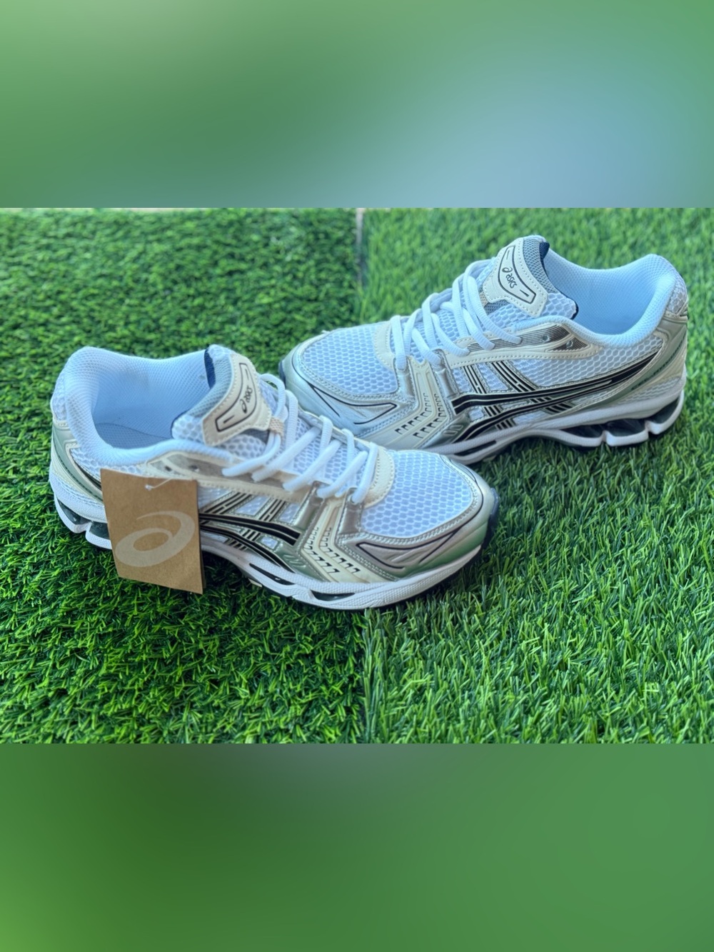 Size 9.5 Men’s And Women’s 11- Asics Gel Kayano 14 White., Cream & Silver
